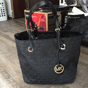Michael Kors Jet Set Grab Bag Medium Tote❤️